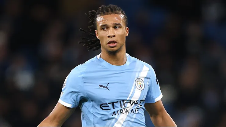 Nathan Aké durante partida do Man City. (Photo by Mark Thompson/Getty Images)