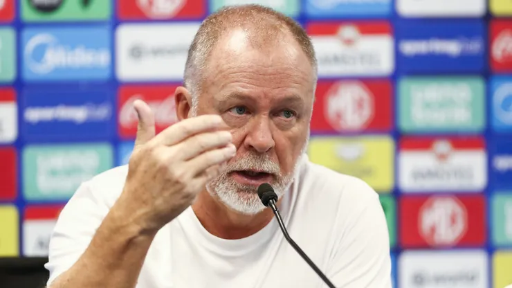 Mano Menezes durante uma coletiva pelo Grêmio. Foto: Pedro H. Tesch/Getty Images