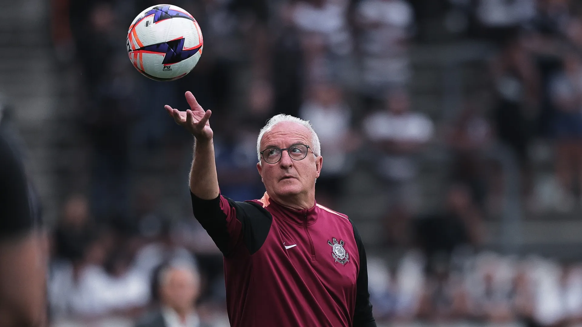 Dorival Júnior pega a bola no alto durante partida do Corinthians