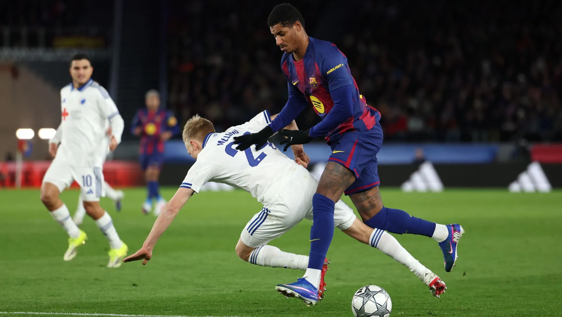 Marcus Rashford controla a bola durante partida da Champions League. Foto: Judit Cartiel/Getty Images