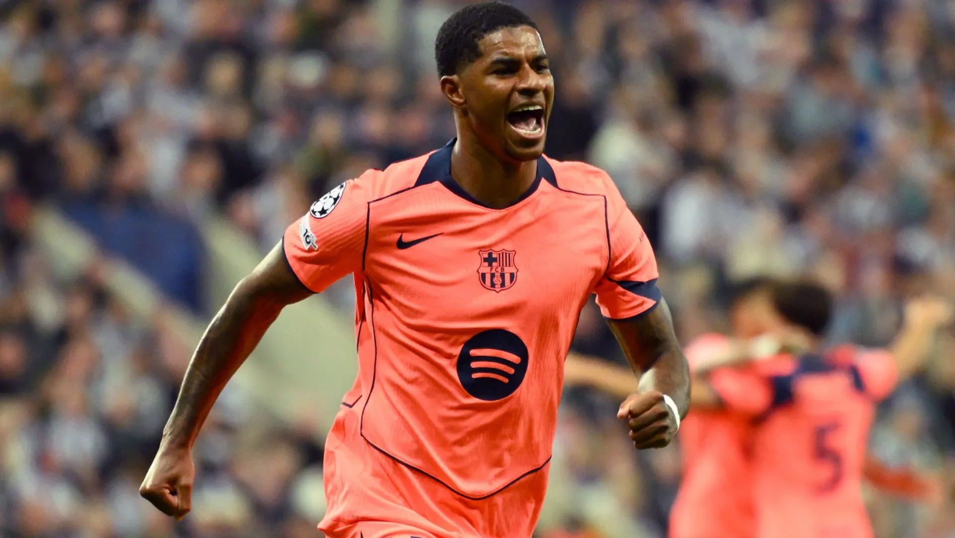 Marcus Rashford comemora gol durante partida co Barcelona na Champions League.