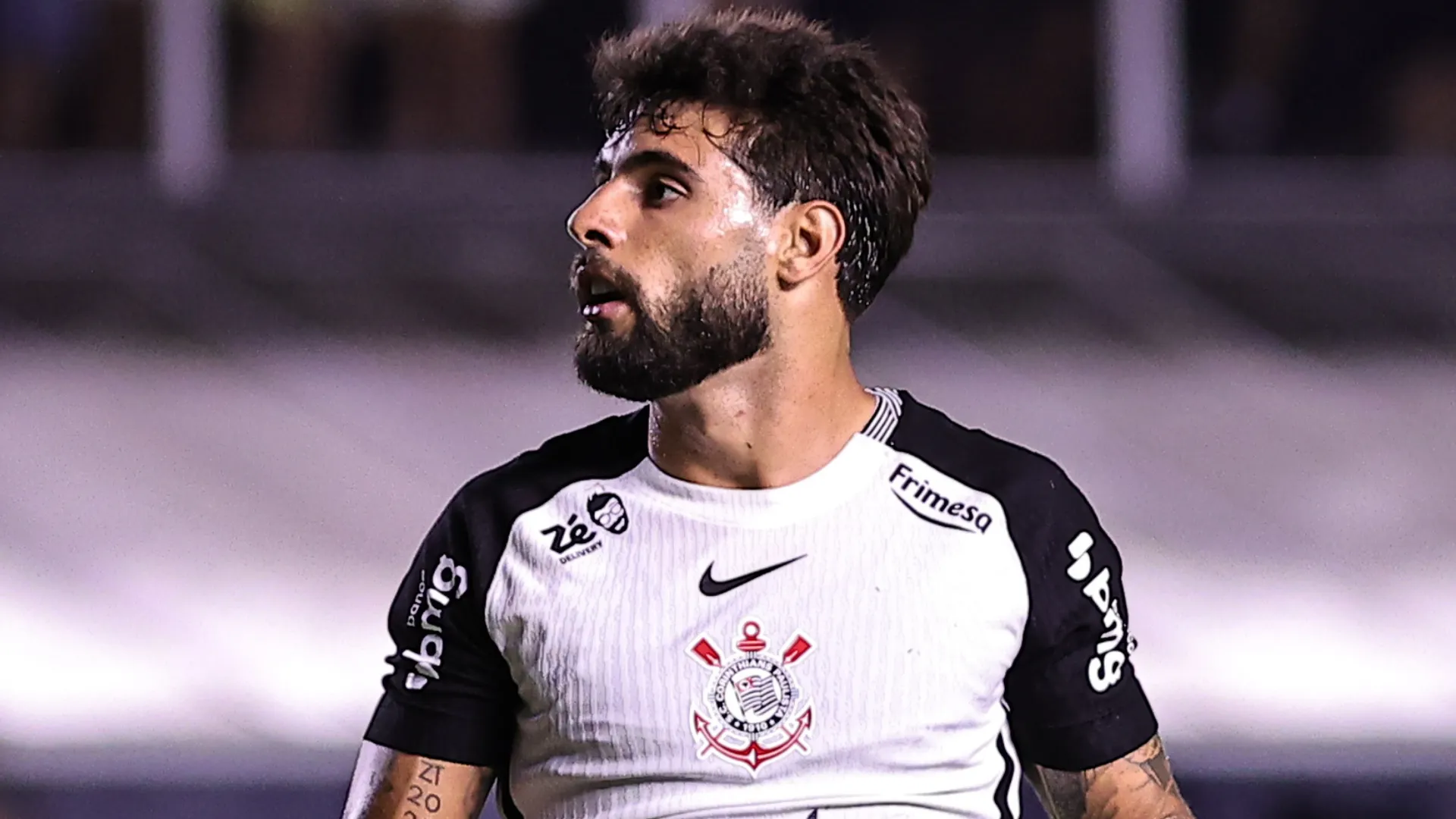 Yuri Alberto olha para o lado durante jogo do Corinthians
