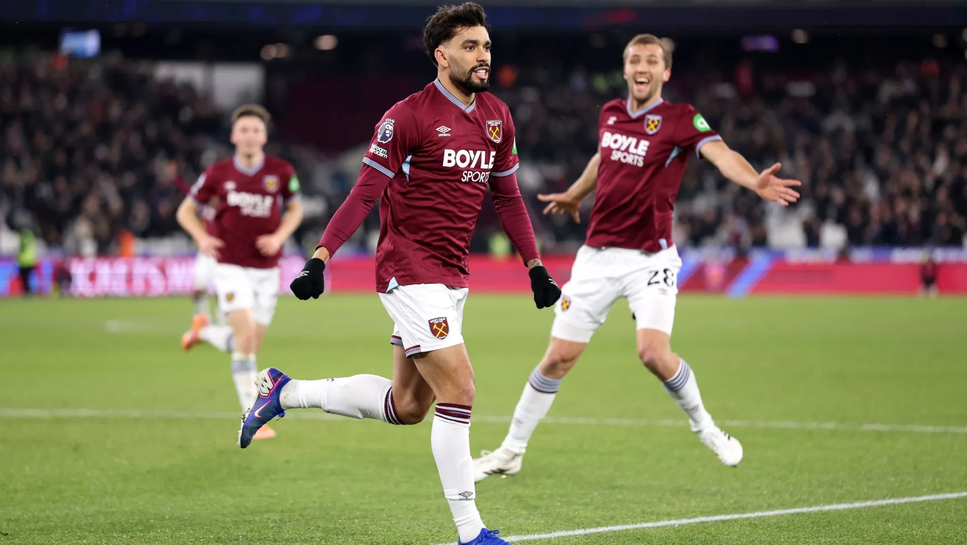 Lucas Paqueta comemora gol durante partida da Premier League. Foto: Julian Finney/Getty Images