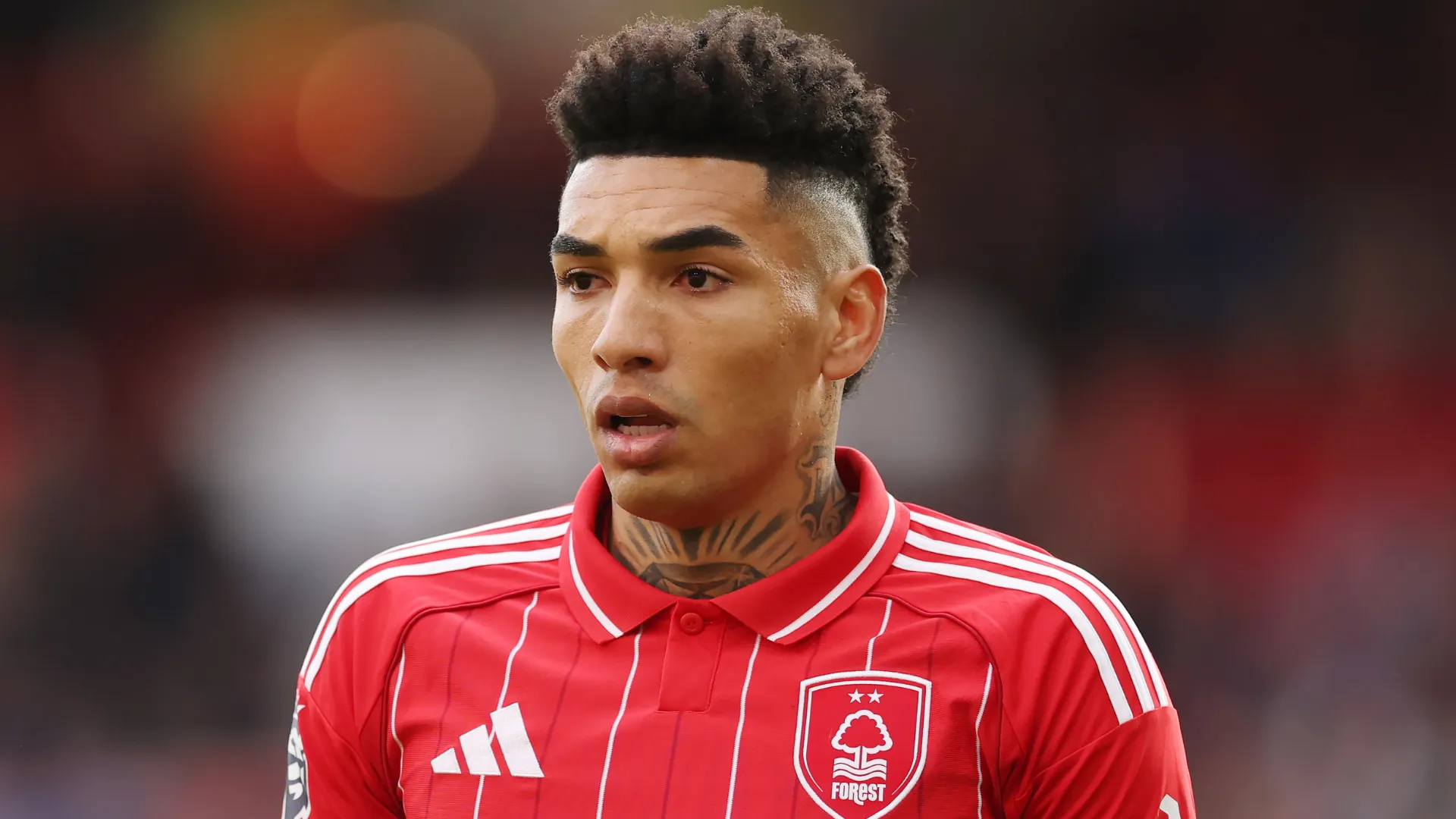 Igor Jesus aparece olhando para o centro durante um jogo pelo Nottingham Forest