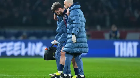 Kvaratskhelia deixa o gramado lesionado em jogo do PSG (Franco Arland/Getty Images)