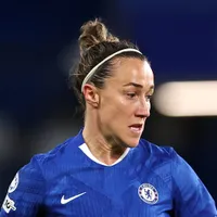 Chelsea e Lucy Bronze vivem indefinição em renovação de contrato