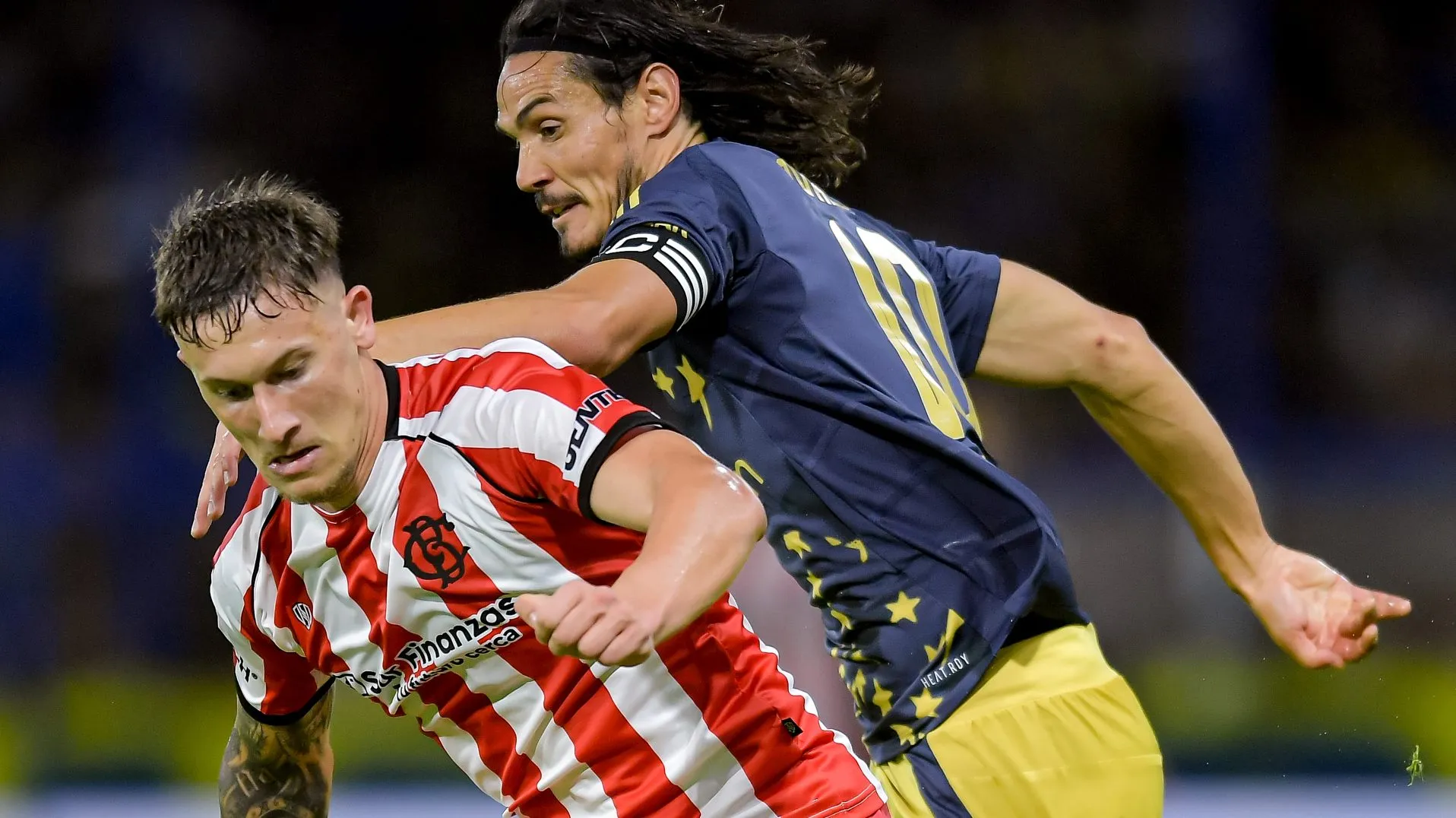 Kevin Jappert, do Barracas Central, disputa a posse de bola com Edinson Cavani, do Boca Juniors, durante a partida do Grupo A do Torneio Apertura Betano 2025 entre Boca Juniors e Barracas Central, no Estádio Alberto J. Armando, em 6 de abril de 2025, em Buenos Aires, Argentina. (Foto: Marcelo Endelli/Getty Images)