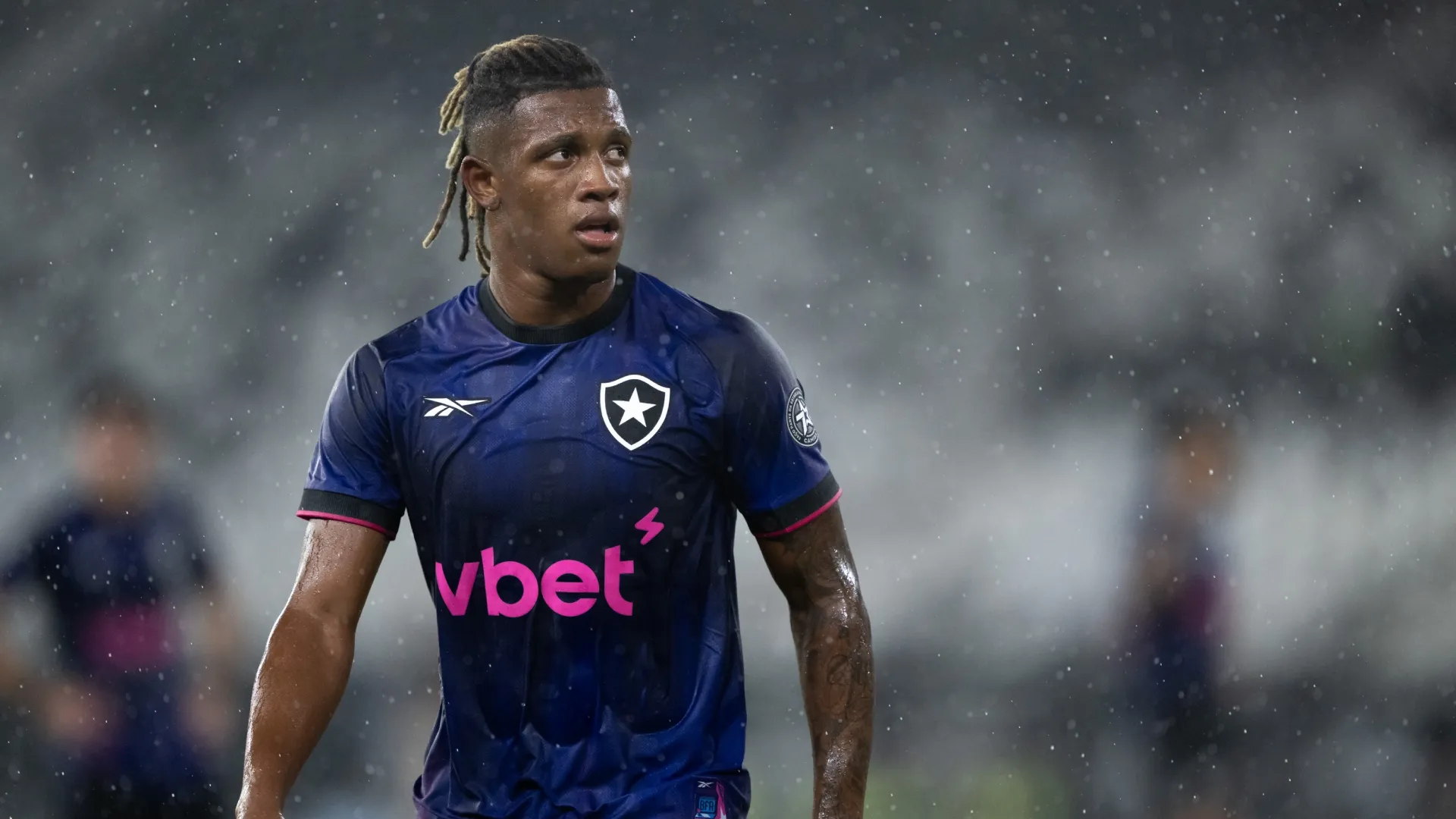 Danilo, jogador do Botafogo, aparece olhando para o lado