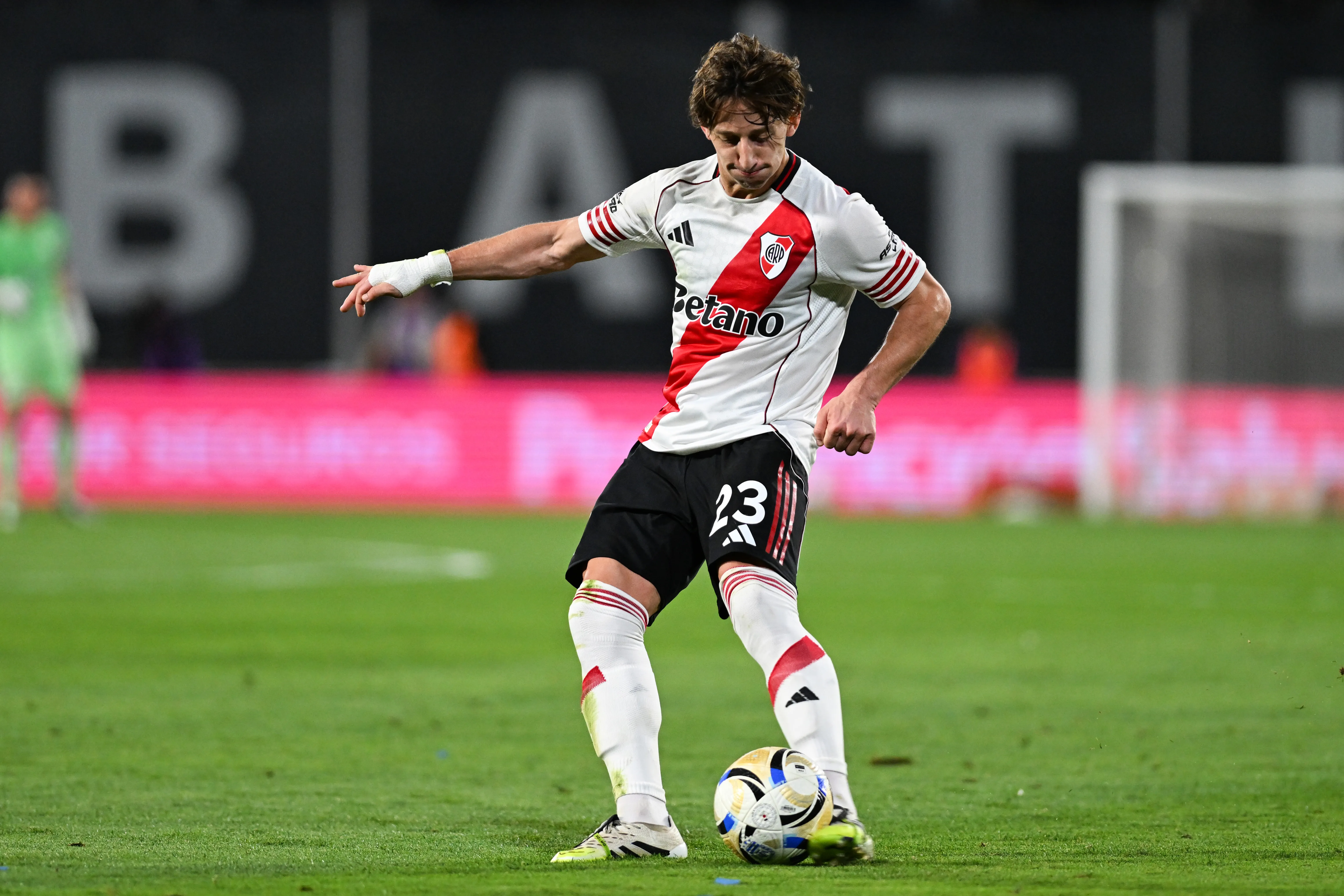 Galarza foi oferecido para o Santos! (Photo by Hernan Cortez/Getty Images)