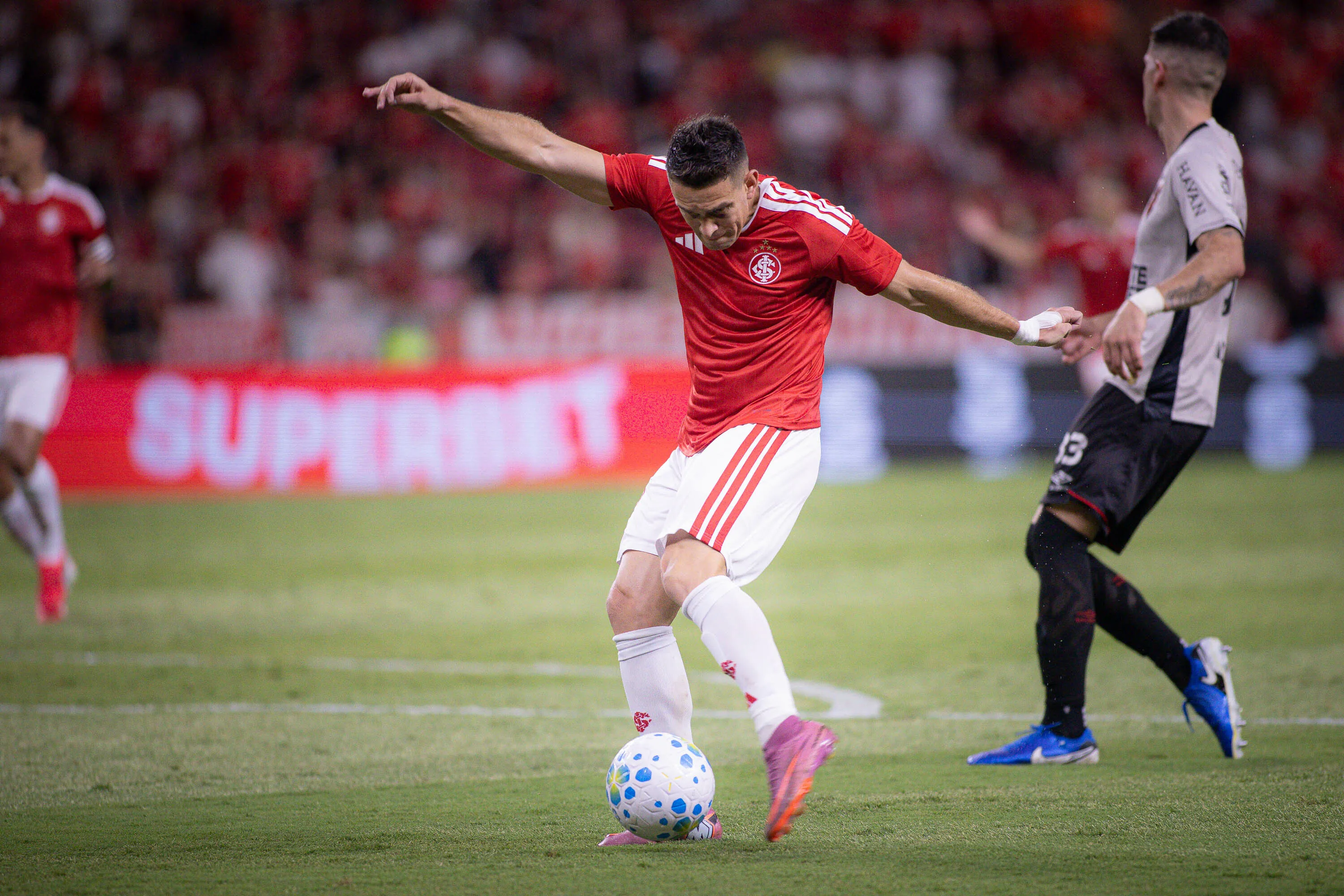 Rafael Borré em ação pelo Internacional. Foto: Maxi Franzoi/AGIF
