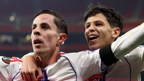 Remi Himbert, do Olympique Lyonnais, comemora a marcação do primeiro gol de sua equipe com o companheiro de equipe Khalis Merah durante a partida da 8ª rodada da fase de liga da UEFA Europa League 2025/26 entre Olympique Lyonnais e PAOK FC, no OL Stadium, em 29 de janeiro de 2026, em Decines-Charpieu, França. (Foto de Pauline Figuet/Getty Images)