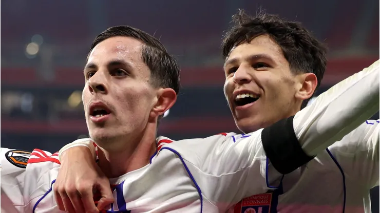 Remi Himbert, do Olympique Lyonnais, comemora a marcação do primeiro gol de sua equipe com o companheiro de equipe Khalis Merah durante a partida da 8ª rodada da fase de liga da UEFA Europa League 2025/26 entre Olympique Lyonnais e PAOK FC, no OL Stadium, em 29 de janeiro de 2026, em Decines-Charpieu, França. (Foto de Pauline Figuet/Getty Images)