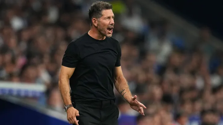 O técnico Diego Simeone em jogo do Atlético de Madrid (Alex Caparros/Getty Images)