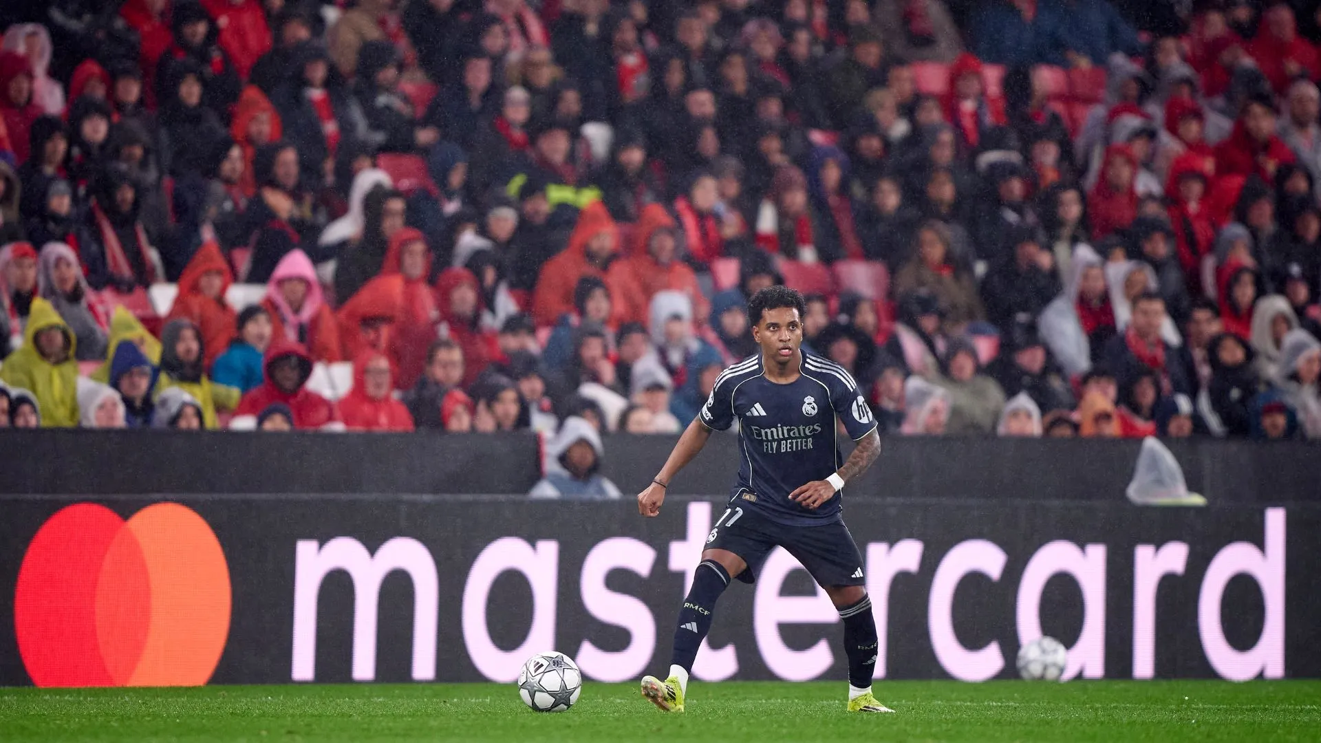 Lance de Rodrygo no último jogo entre Benfica e Real Madrid (foto: Jose Manuel Alvarez Rey/Getty Images)