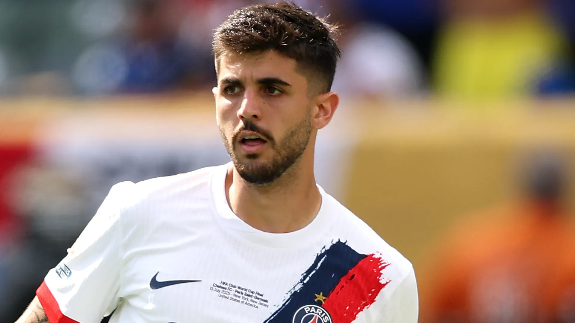 Lucas Beraldo aparece olhando para o centro durante um jogo pelo PSG