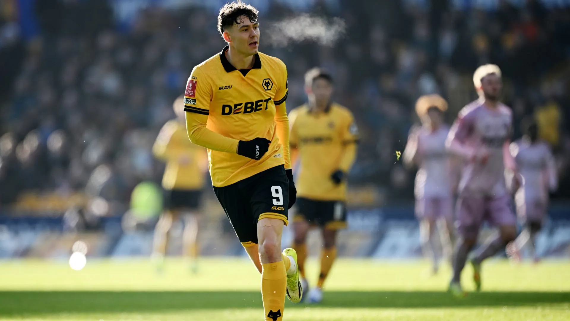 Joergen Strand Larsen comemora gol durante partida da Emirates FA Cup. Foto: Clive Mason/Getty Images