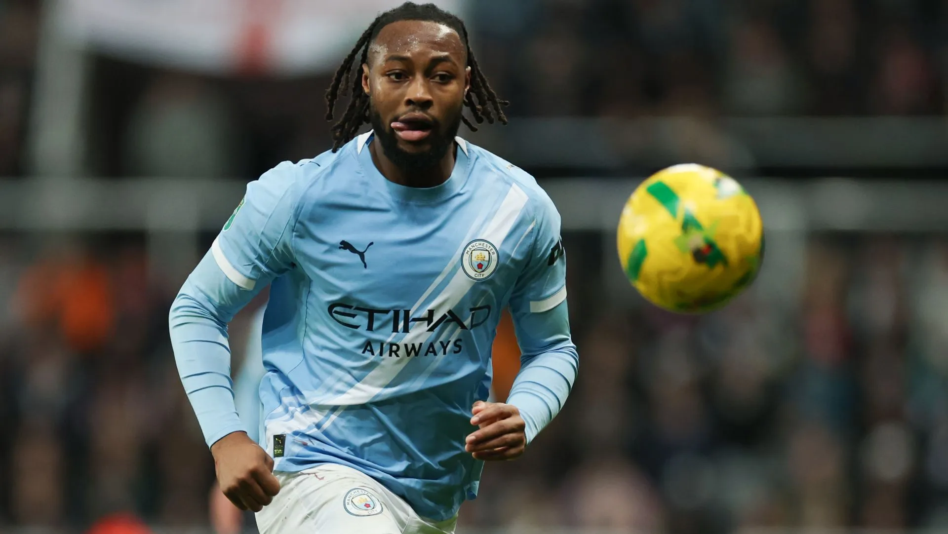 Antoine Semenyo em ação durante partida da Carabao Cup. Foto: Michael Regan/Getty Images
