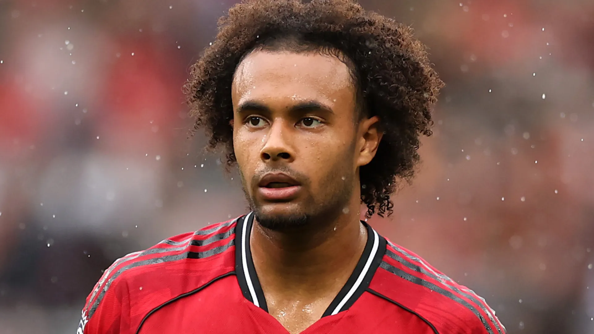 Zirkzee aparece olhando para o centro durante um jogo do Manchester United