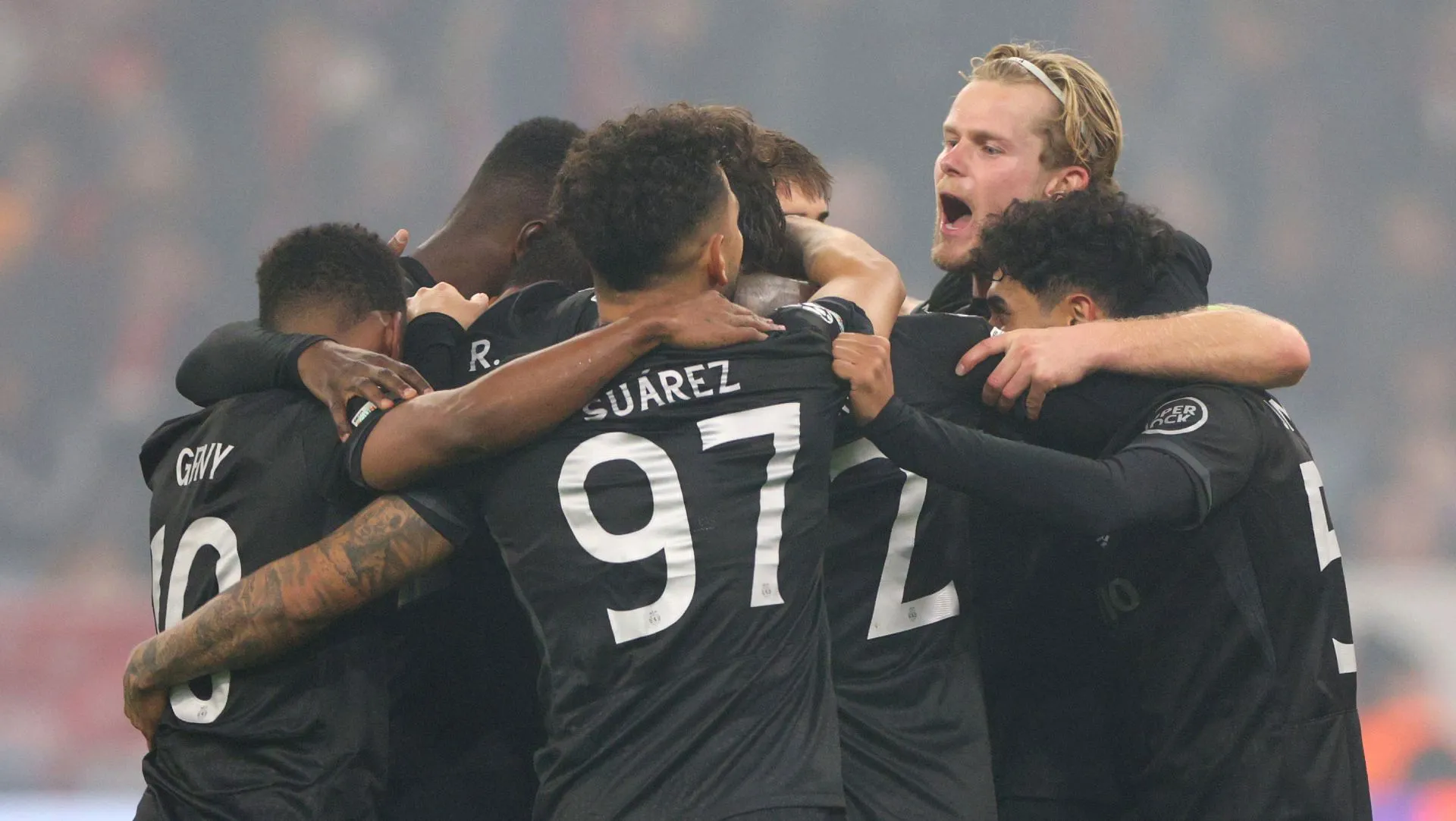 Jogadores do Sporting comemoram gol durante partida da Liga dos Campeões. Foto: Adam Pretty/Getty Images