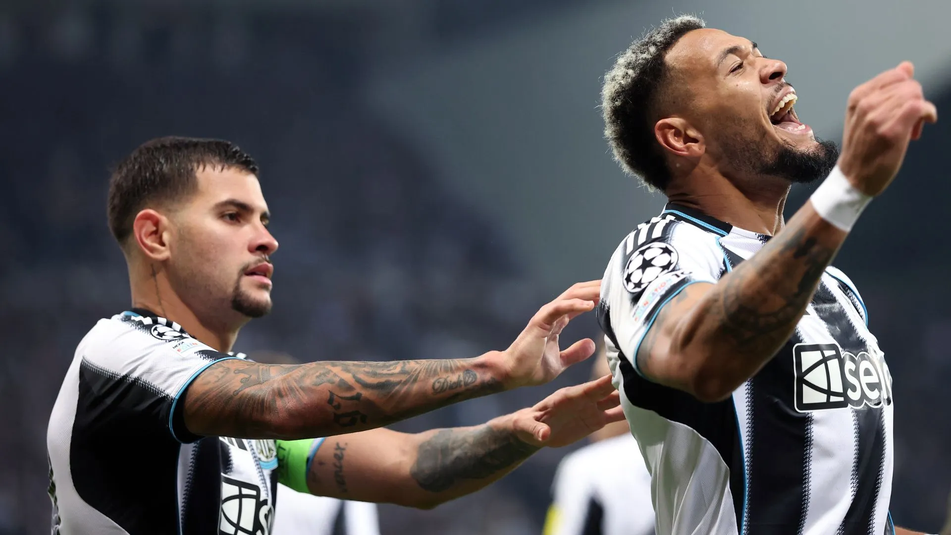 Bruno Guimarães e Joelinton comemorando gol pelo Newcastle (foto: Stu Forster/Getty Images)