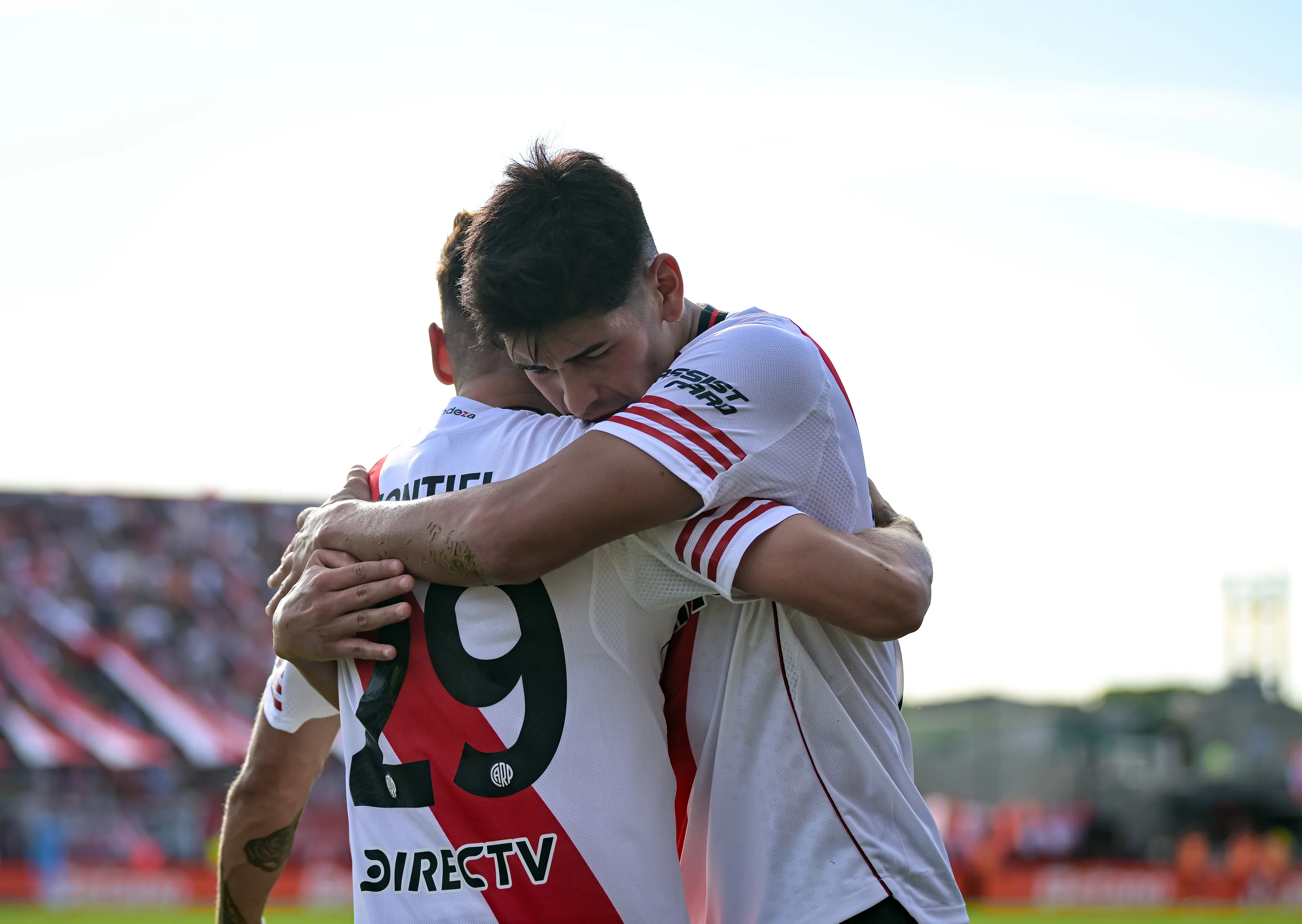 Gonzalo Montiel e Lautaro Rivero comemoram gol pelo River Plate. (Photo by Marcelo Endelli/Getty Images)