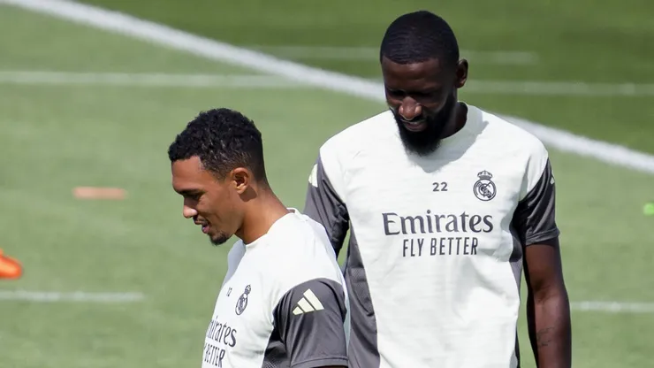 Arbeloa avalia condições de Arnold e Rüdiger para confirmar escalação do Real Madrid. Foto: IMAGO / Alberto Gardin