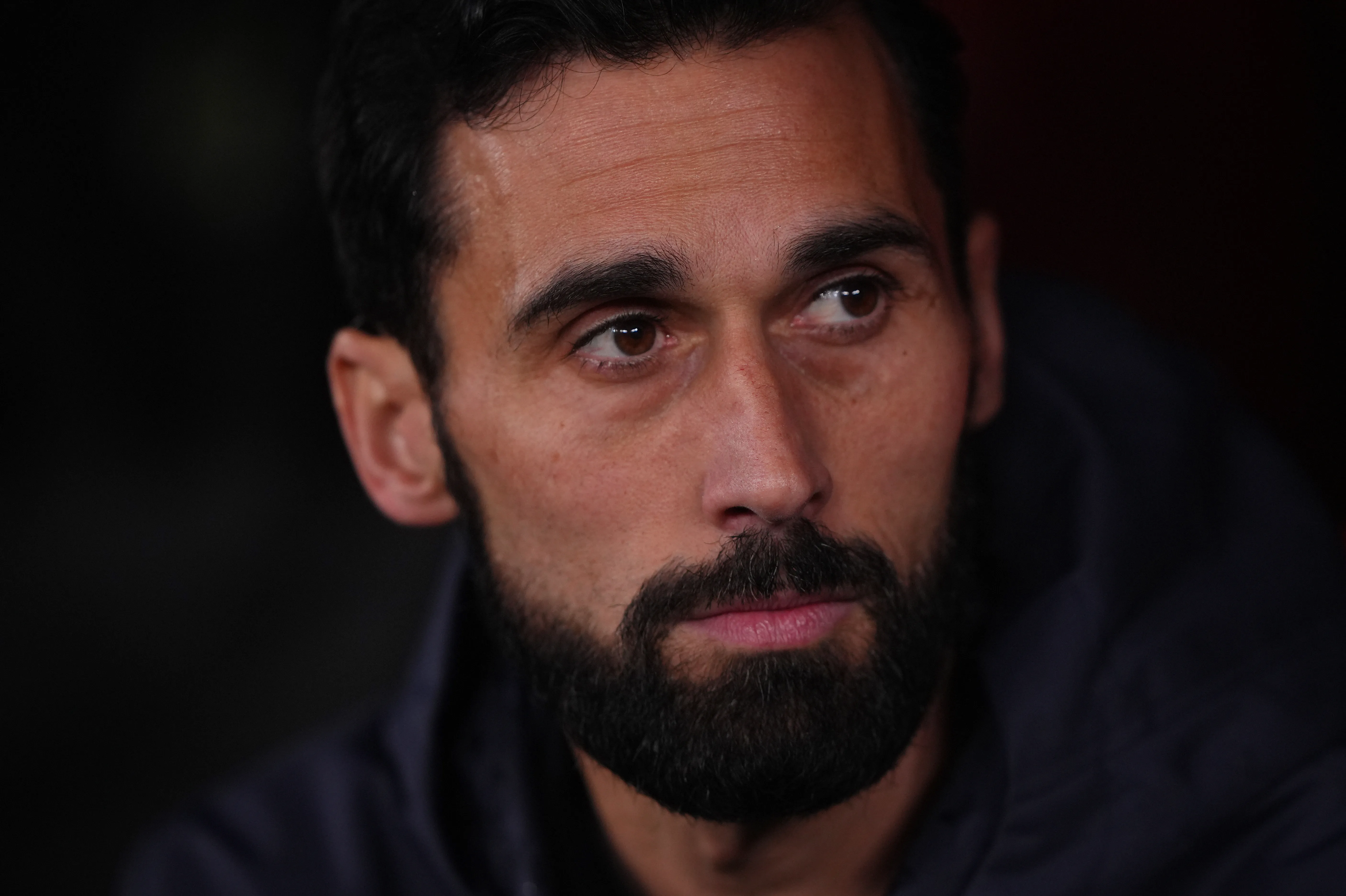 Álvaro Arbeloa, treinador do Real Madrid, observa antes da partida da 8.ª jornada da fase de liga da UEFA Champions League 2025/26 entre o SL Benfica e o Real Madrid C.F., no Estádio do SL Benfica, em 28 de janeiro de 2026, em Lisboa, Portugal. (Foto de Jose Manuel Alvarez Rey/Getty Images)