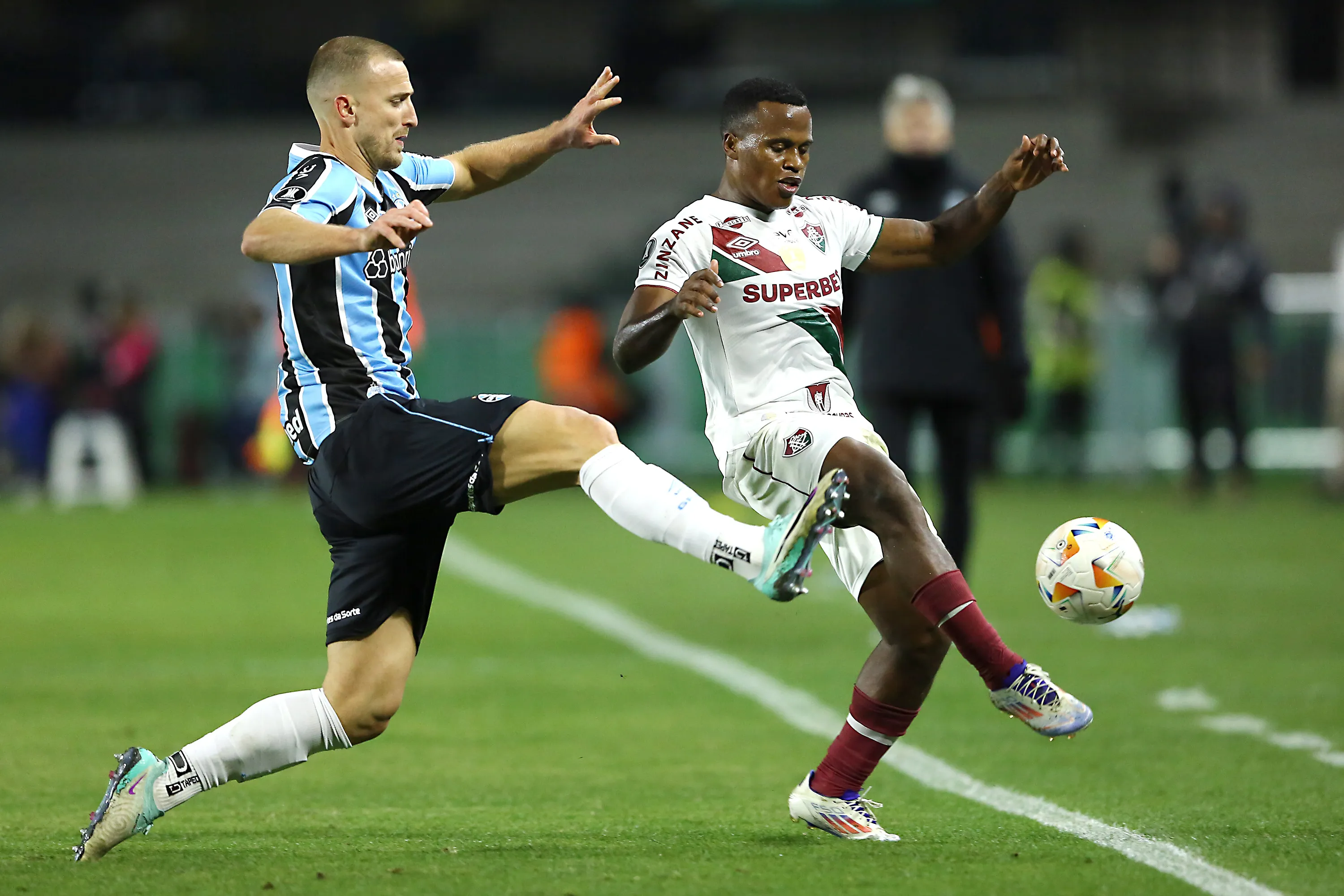 Rodrigo Ely em ação pelo Grêmio. (Foto: Heuler Andrey/Getty Images)