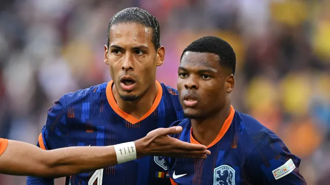 Van Dijk e Dumfries pela seleção da Holanda.. Foto: Clive Mason/Getty Images