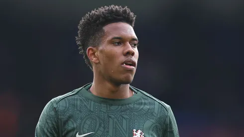 Estêvão aquecendo em jogo do Chelsea