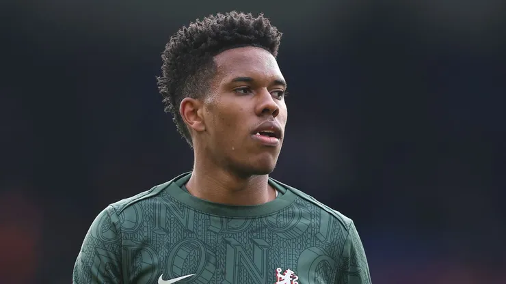 Estêvão aquecendo em jogo do Chelsea