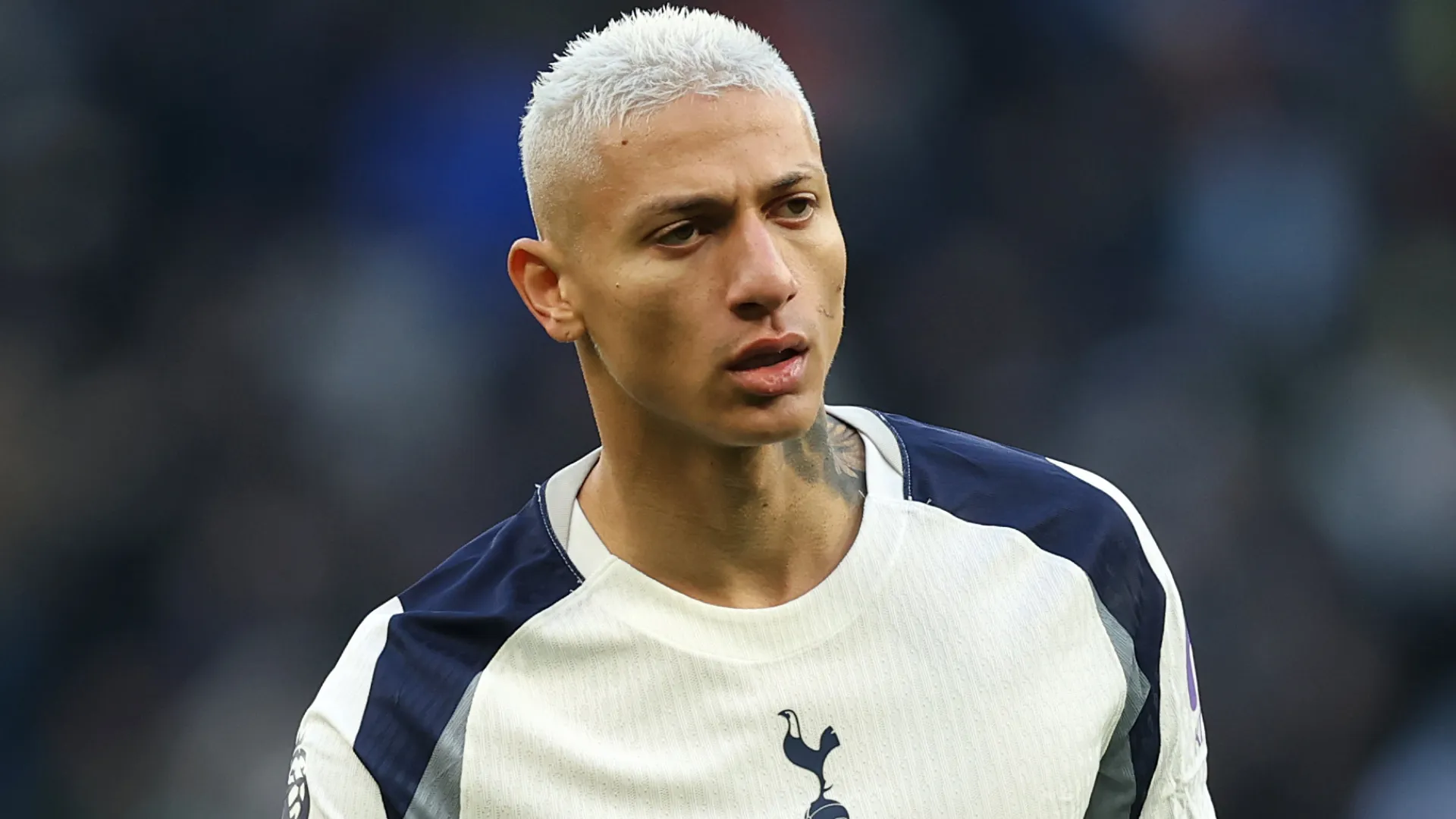 Richarlison aparece olhando para o centro durante um jogo pelo Tottenham