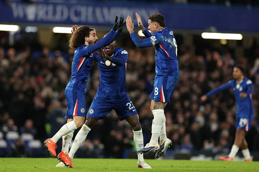 Cucurella comemora gol com colegas no Chelsea. (Photo by Richard Pelham/Getty Images)