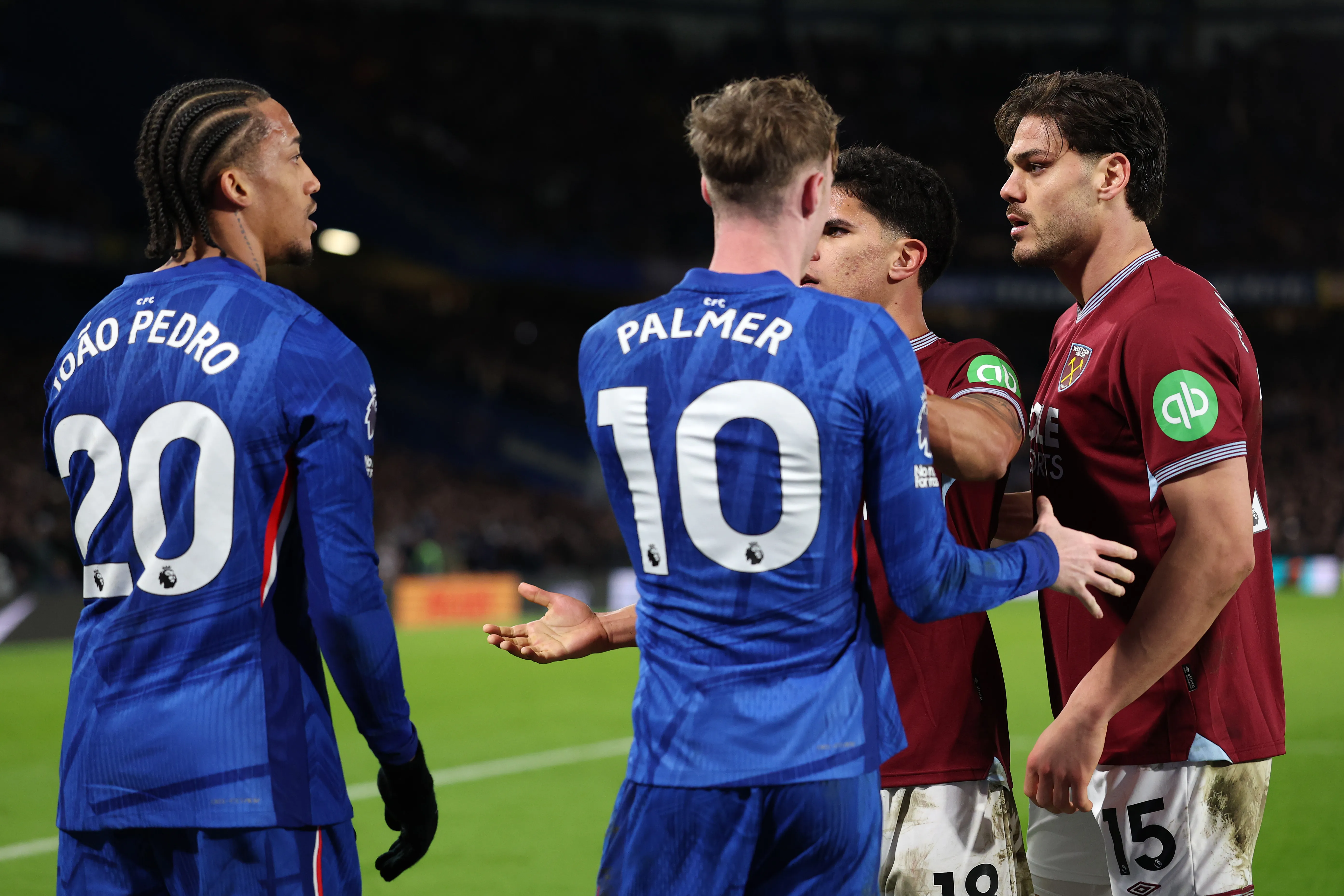 João Pedro, do Chelsea, enfrenta Mateus Fernandes, do West Ham United, durante a partida da Premier League entre Chelsea e West Ham United em Stamford Bridge, no dia 31 de janeiro de 2026, em Londres, Inglaterra. (Foto de Justin Setterfield/Getty Images)