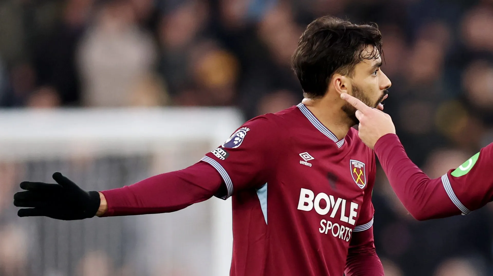 O árbitro Chris Kavanagh conversa com Lucas Paquetá e Jarrod Bowen, do West Ham, durante a partida da Premier League entre West Ham United e Fulham, no Estádio de Londres, em 27 de dezembro de 2025 em Londres, Inglaterra. (Foto por Julian Finney/Getty Images)