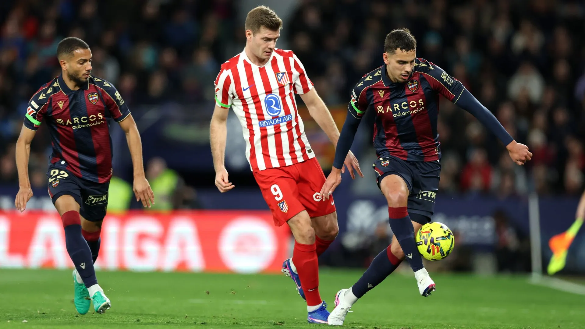Sørloth no jogo entre Levante e Atlético de Madrid (foto: Judit Cartiel/Getty Images)