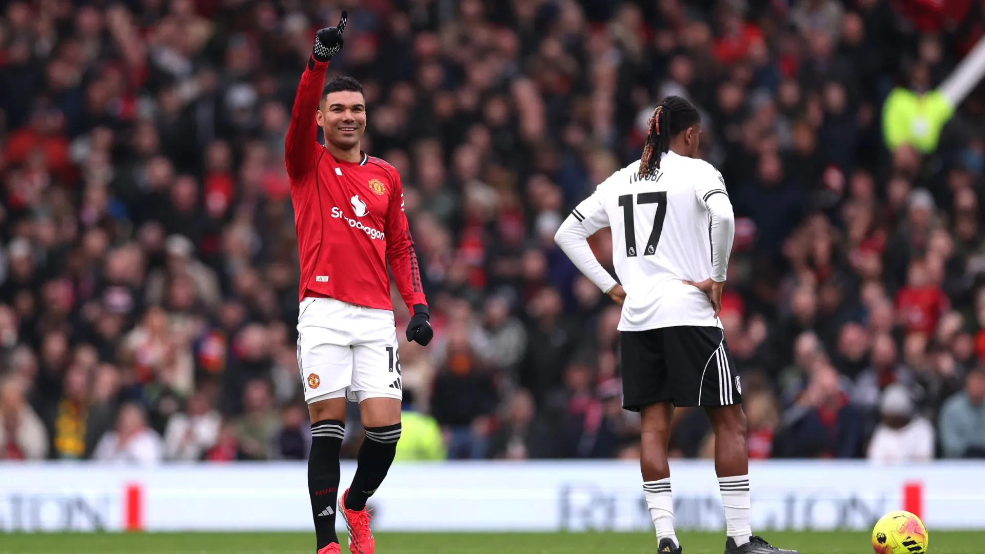 Casemiro, do Manchester United, comemora ao marcar o primeiro gol de sua equipe durante a partida da Premier League entre Manchester United e Fulham, no Old Trafford, em 1º de fevereiro de 2026, em Manchester, Inglaterra. (Foto de Carl Recine/Getty Images)