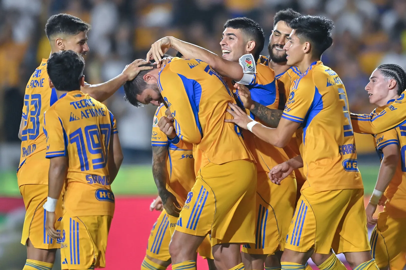 Gignac comemora com companheiros gol pelo Tigres – Azael Rodriguez/Getty Images