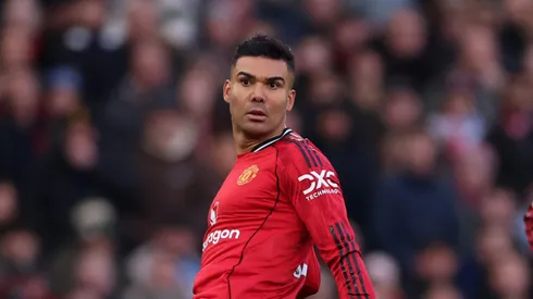 Protagonismo brasileiro: Casemiro comanda vitória do United com assistência histórica. (Foto de Carl RecineGetty Images)
