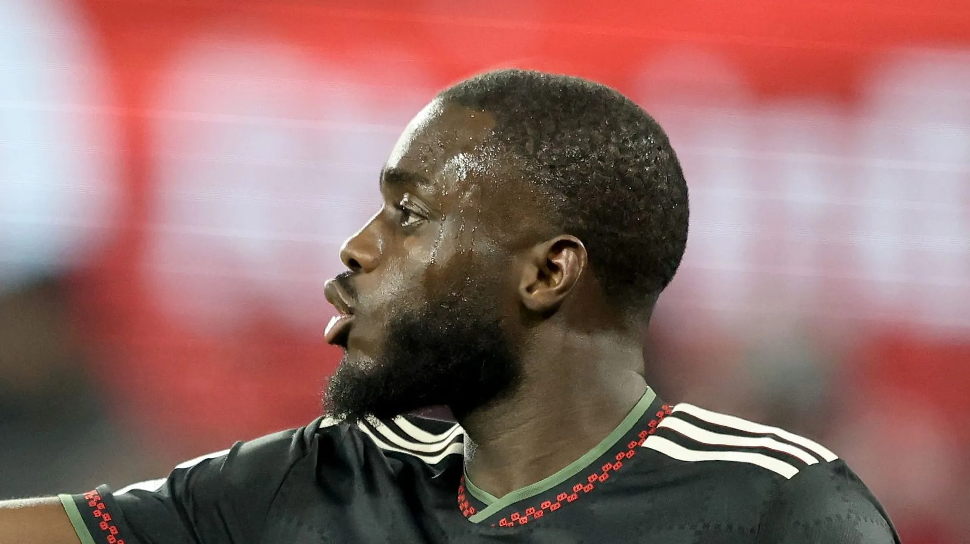 Upamecano sinalizando em jogo do Bayern