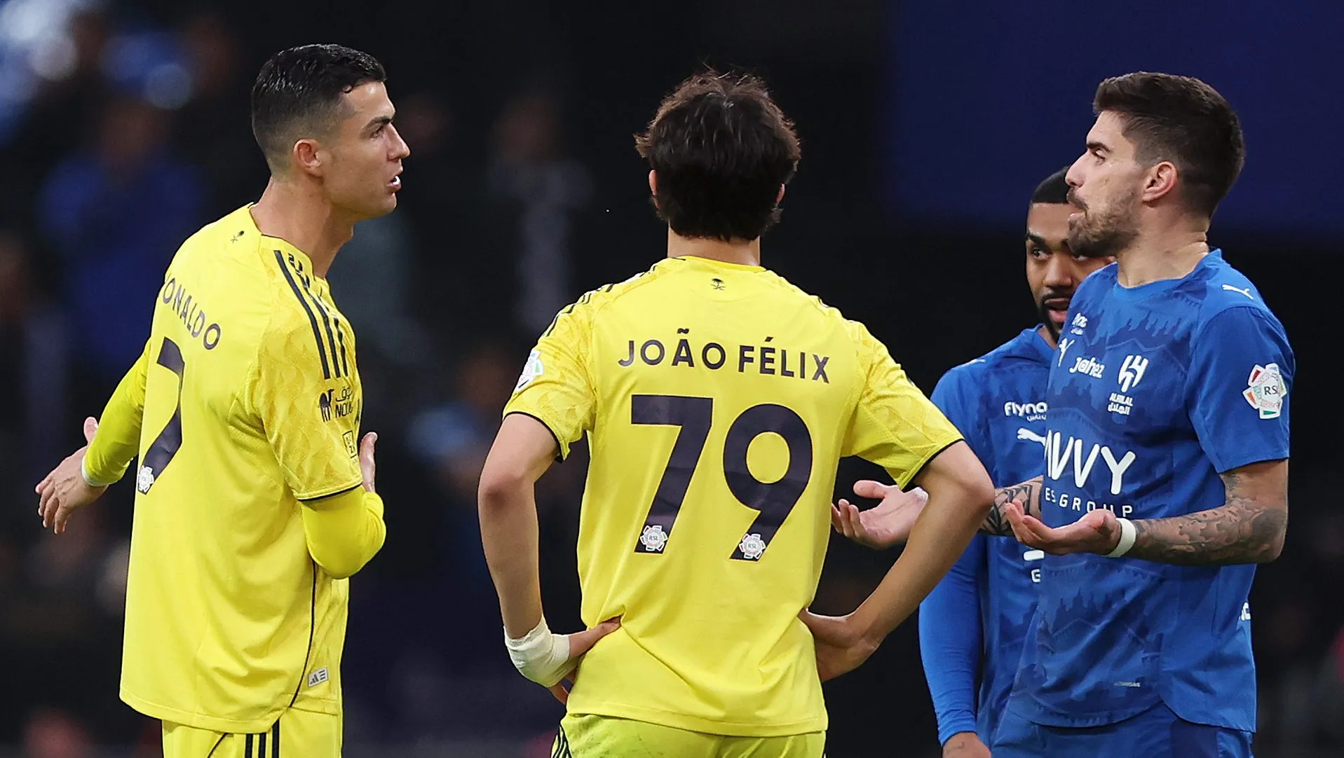 Cristiano Ronaldo, do Al-Nassr, interage com Ruben Neves, do Al-Hilal, enquanto o companheiro de equipe João Félix observa durante a partida da Saudi Pro League entre Al Hilal e Al Nassr na Kingdom Arena, em 12 de janeiro de 2026, em Riade, Arábia Saudita. (Foto de Yasser Bakhsh/Getty Images)