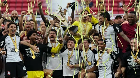 Corinthians supera prognósticos e vence a Supercopa sobre o Flamengo. Foto: Mateus Bonomi/AGIF