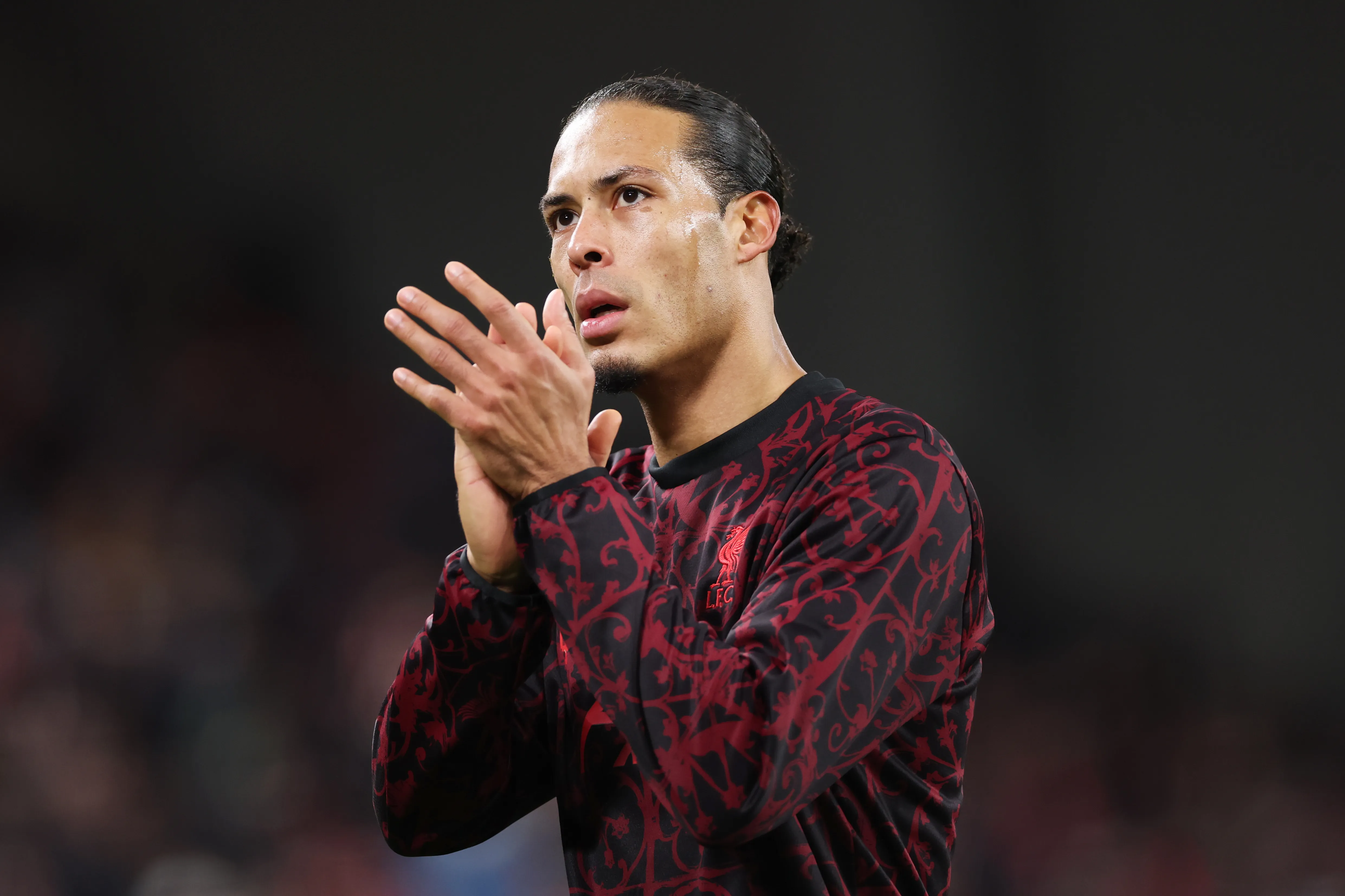 Virgil van Dijk, do Liverpool, aplaude os torcedores durante o aquecimento antes da partida da 8ª rodada da Fase de Liga da UEFA Champions League 2025/26 entre Liverpool FC e Qarabag FK, em Anfield, no dia 28 de janeiro de 2026, em Liverpool, Inglaterra. (Foto de Justin Setterfield/Getty Images)