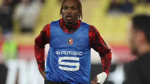 Jeremy Jacquet, do Stade Rennais, faz o aquecimento antes da partida da Ligue 1 McDonald's entre AS Monaco FC e Stade Rennais FC no Stade Louis II, em 31 de janeiro de 2026, em Mônaco, Mônaco. Foto: IMAGO / APL