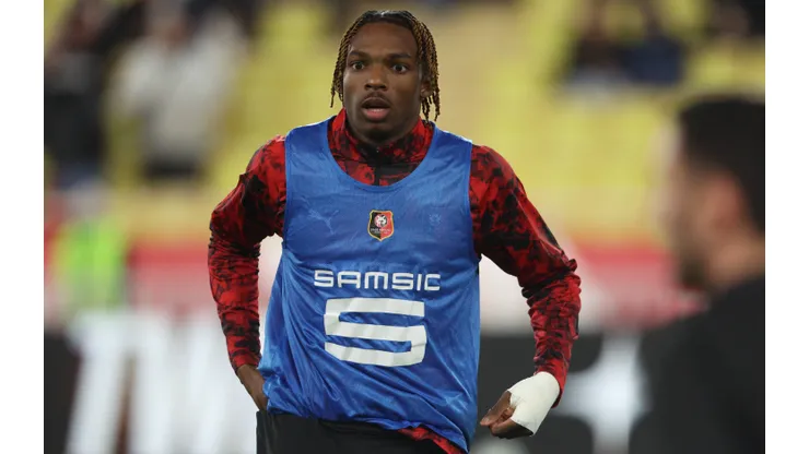 Jeremy Jacquet, do Stade Rennais, faz o aquecimento antes da partida da Ligue 1 McDonald's entre AS Monaco FC e Stade Rennais FC no Stade Louis II, em 31 de janeiro de 2026, em Mônaco, Mônaco. Foto: IMAGO / APL