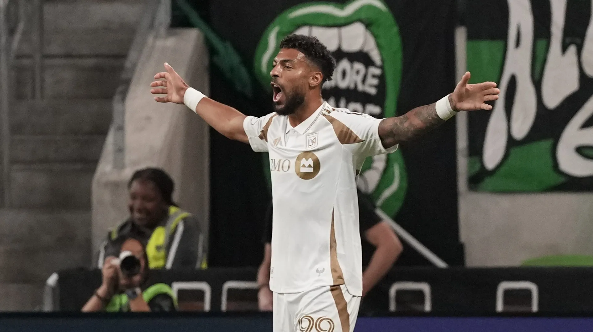 Denis Bouanga nº 99 do Los Angeles FC comemora após marcar um gol durante o primeiro tempo da partida contra o Austin FC no Q2 Stadium em 2 de novembro de 2025, em Austin, Texas. (Foto de Scott Wachter/Getty Images)