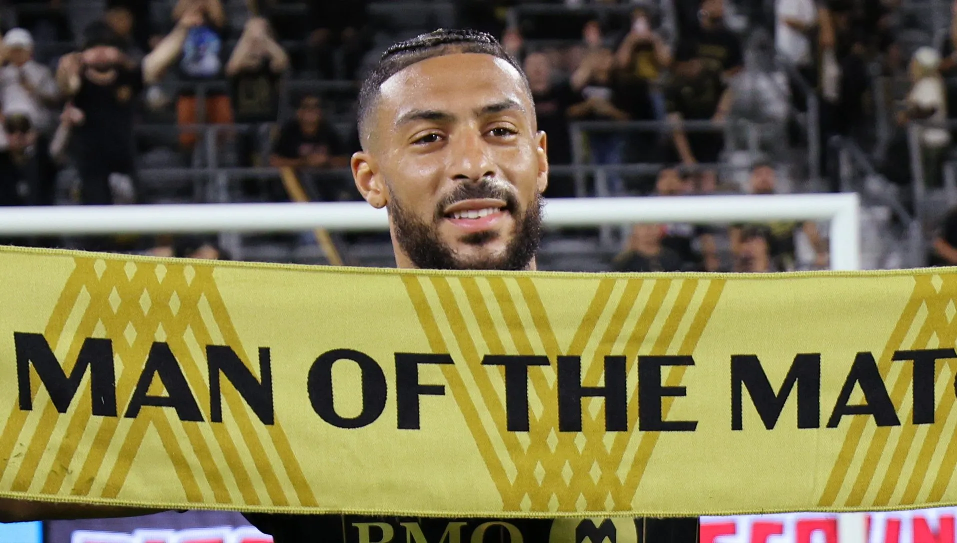 Denis Bouanga nº 99 do Los Angeles FC comemora após marcar um gol e derrotar o Atlanta United por 1 a 0 no BMO Stadium em 5 de outubro de 2025, em Los Angeles, Califórnia. (Foto de Kevork Djansezian/Getty Images)