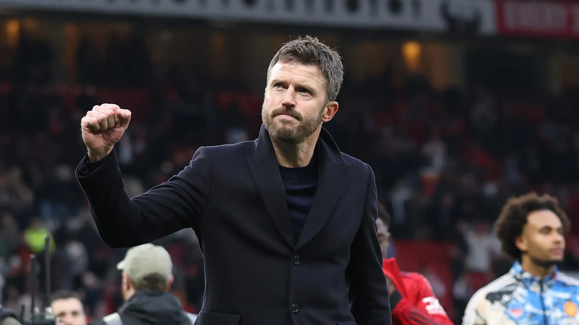 Michael Carrick, treinador do Manchester United, agradece aos torcedores após a partida da Premier League entre Manchester United e Fulham, no Old Trafford, em 01 de fevereiro de 2026, em Manchester, Inglaterra. (Foto de Carl Recine/Getty Images)