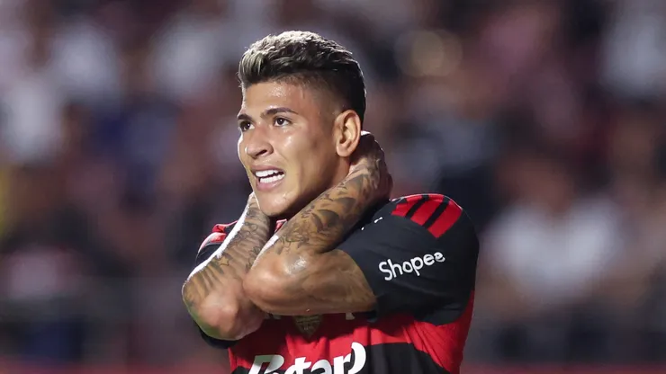 O meia Jorge Carrascal em jogo do Flamengo (Alexandre Schneider/Getty Images)