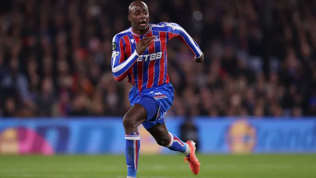 Jean-Philippe Mateta disputa a bola durante partida da Liga Conferência. Foto: Ryan Pierse/Getty Images